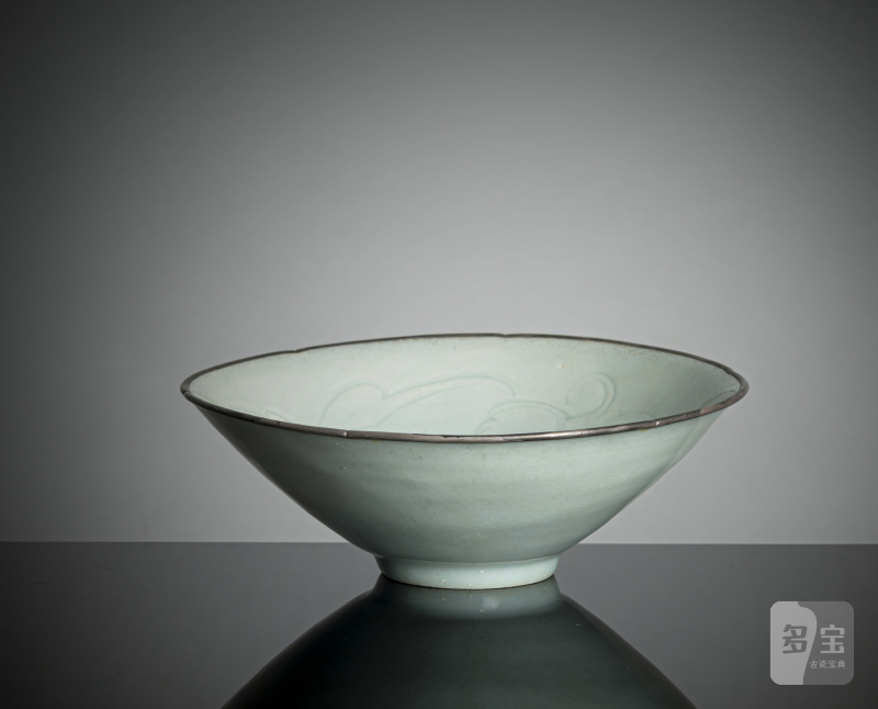 A slightly floriform 'qingbai' bowl with carved floral decoration and mounted silver rim - 图3
